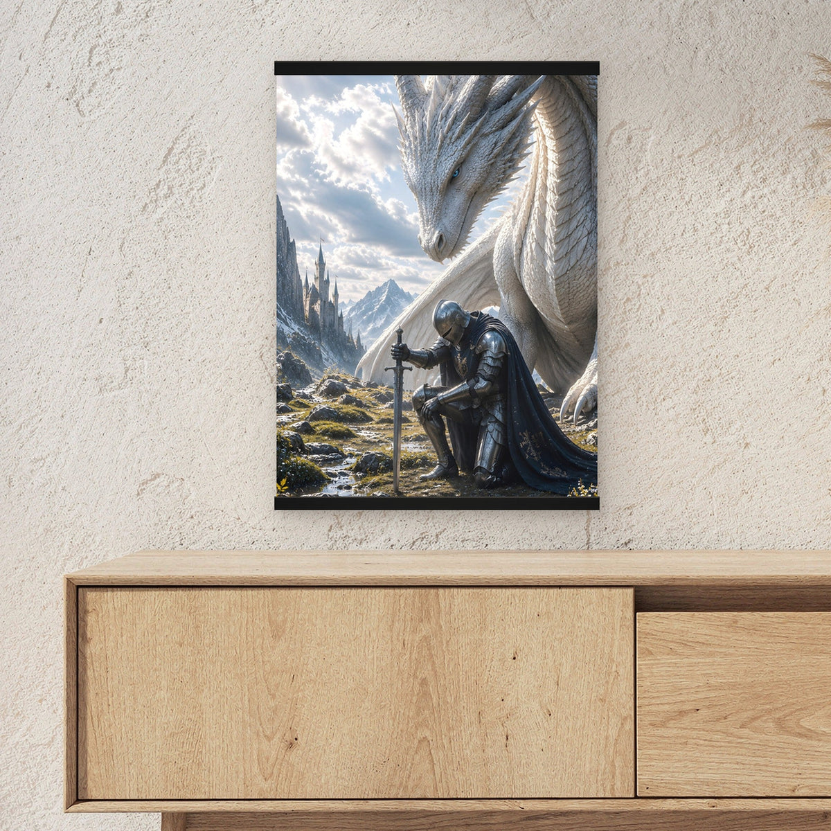 Unter weißen Schwingen als Poster mit schwarzer Holzleiste ueber einem Sideboard, zeigt die Groesse im Raum