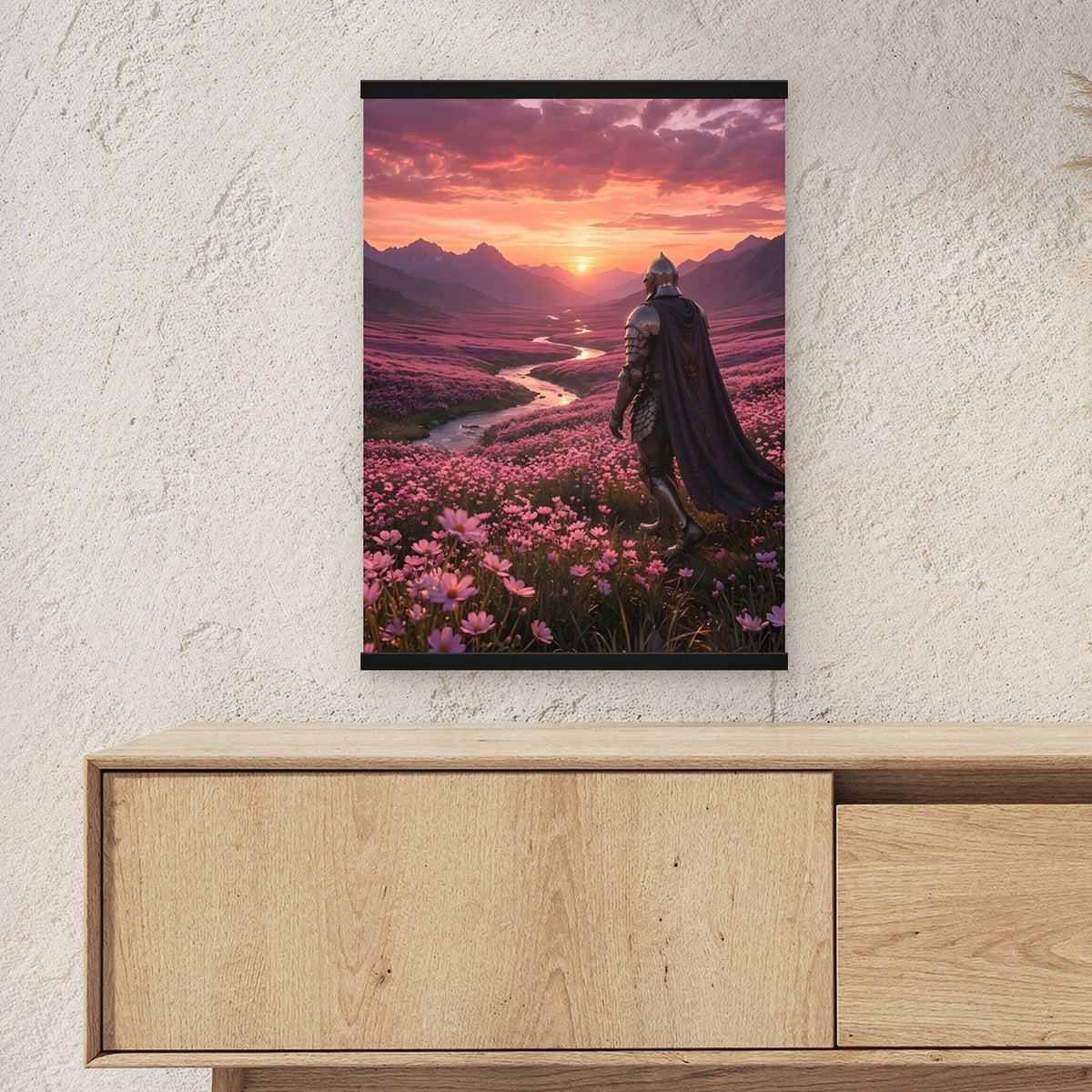 Der Weg ins Abendrot als Poster mit schwarzer Holzleiste ueber einem Sideboard, zeigt die Groesse im Raum