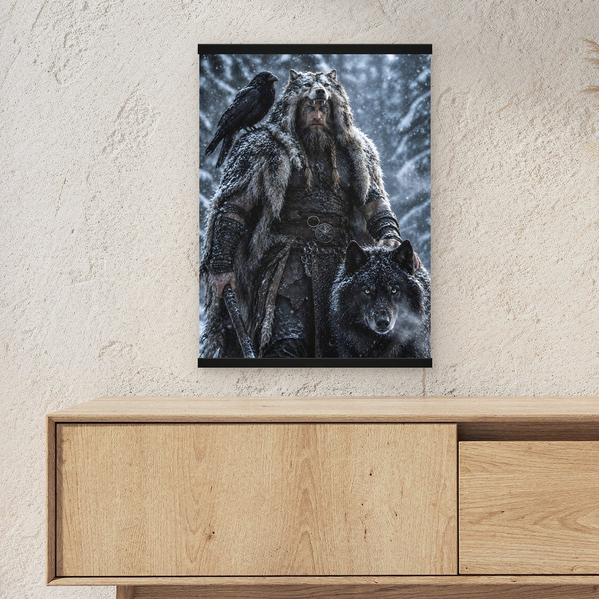 Der Wolfsbruder als Poster mit schwarzer Holzleiste ueber einem Sideboard, zeigt die Groesse im Raum