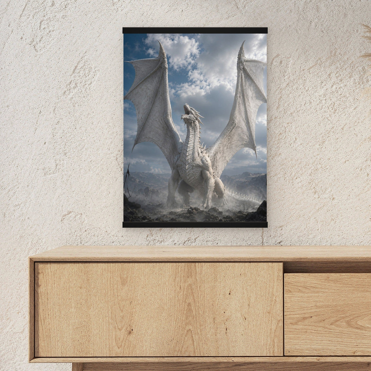 Der Weiße Drache als Poster mit schwarzer Holzleiste ueber einem Sideboard, zeigt die Groesse im Raum