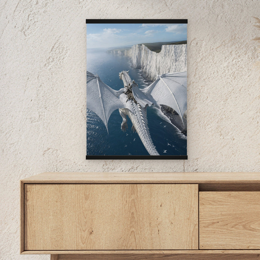 Der Wächter der Klippen als Poster mit schwarzer Holzleiste ueber einem Sideboard, zeigt die Groesse im Raum