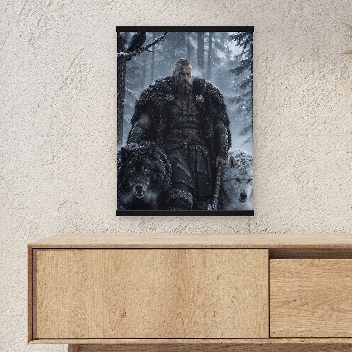 Die Wolfsmeute als Poster mit schwarzer Holzleiste ueber einem Sideboard, zeigt die Groesse im Raum