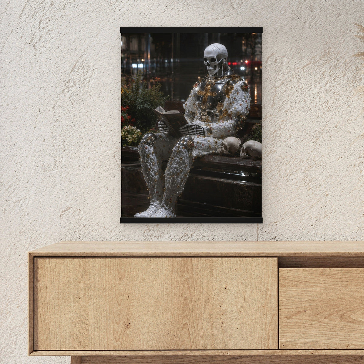 Der Wartende als Poster mit schwarzer Holzleiste ueber einem Sideboard, zeigt die Groesse im Raum