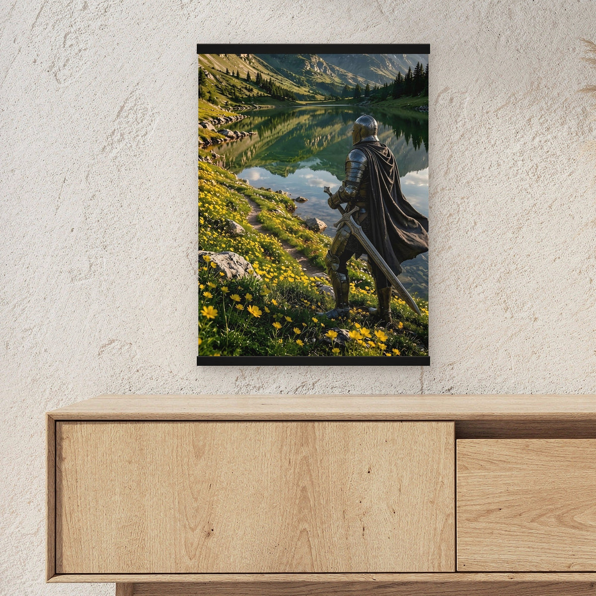 Der Wächter am See als Poster mit schwarzer Holzleiste ueber einem Sideboard, zeigt die Groesse im Raum