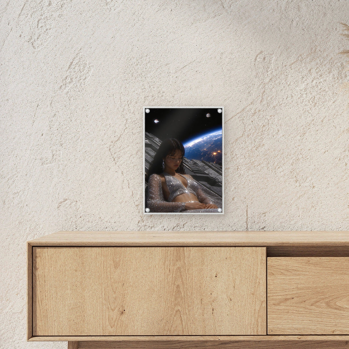 Kosmos Acrylglasbild auf Acrylglas mit Edelstahl-Abstandshaltern ueber einem Sideboard, zeigt die Groesse im Raum