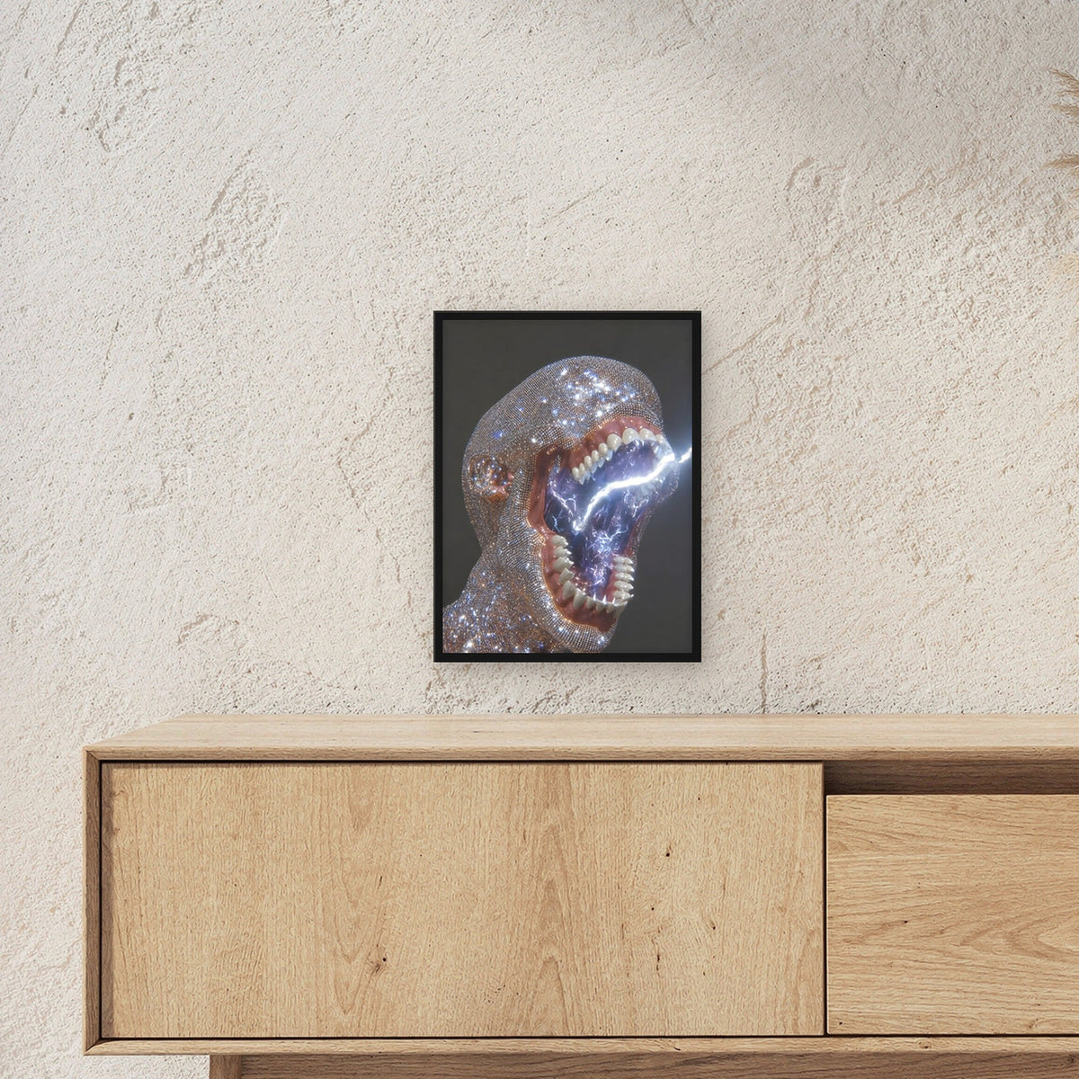 Surreal Poster gerahmt im schwarzen Holzrahmen ueber einem Sideboard, zeigt die Groesse im Raum