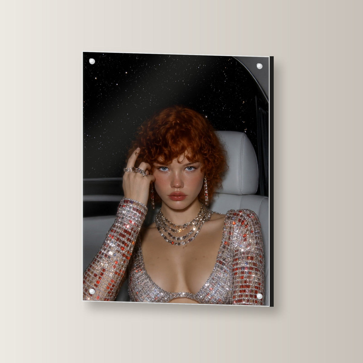 Dark Fantasy Wandbild Acrylglas | Glamour Porträt Deko auf Acrylglas mit Edelstahl-Abstandshaltern, leicht gedreht an der Wand fotografiert