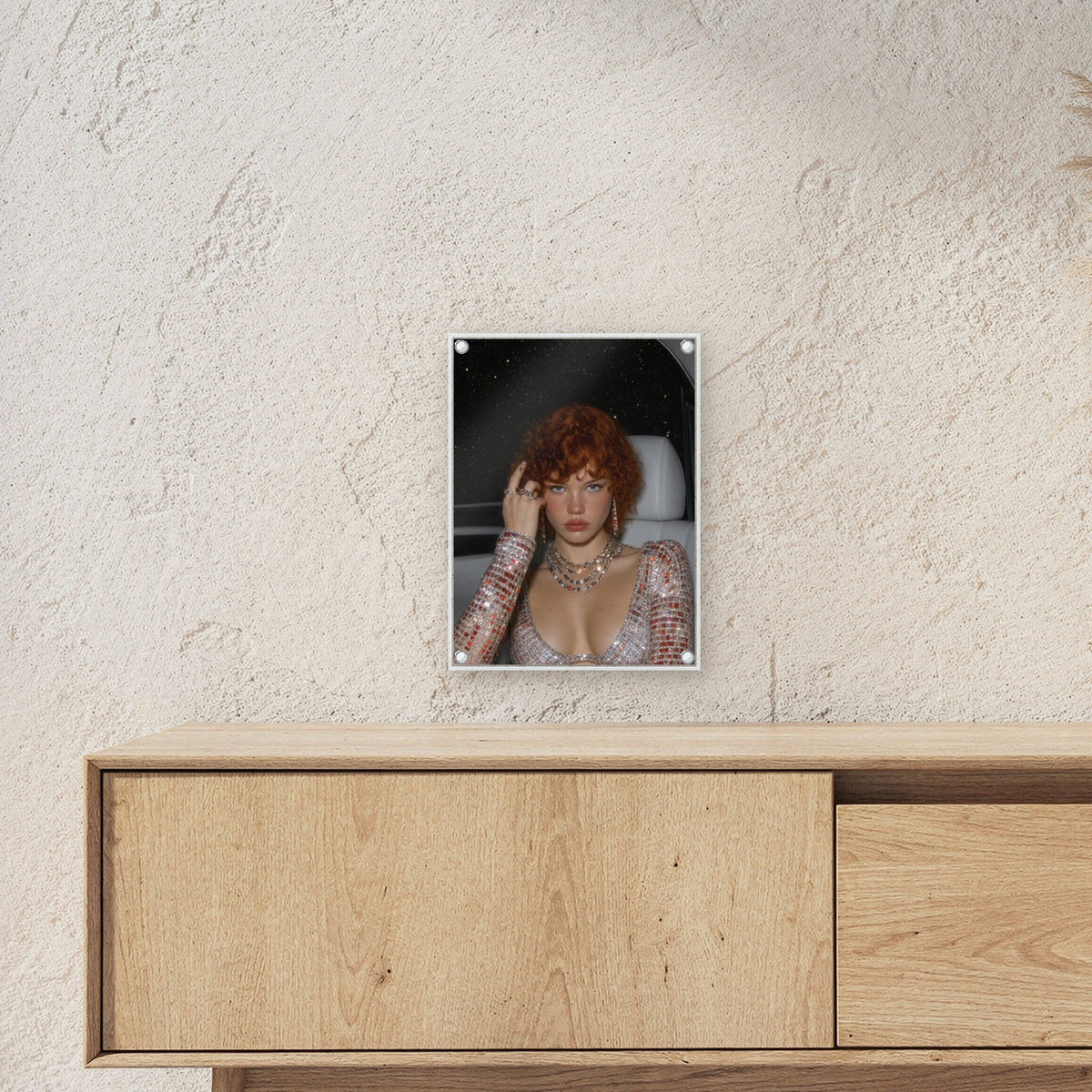 Dark Fantasy Wandbild Acrylglas | Glamour Porträt Deko auf Acrylglas mit Edelstahl-Abstandshaltern ueber einem Sideboard, zeigt die Groesse im Raum