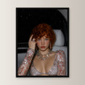 Dark Fantasy Wandbild gerahmt | Glamour Porträt Poster im schwarzen Holzrahmen, gerade von vorn an heller Wand