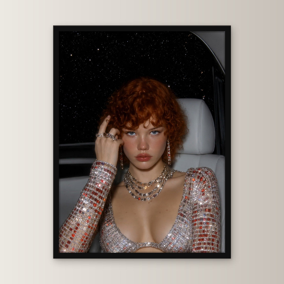 Dark Fantasy Wandbild gerahmt | Glamour Porträt Poster im schwarzen Holzrahmen, gerade von vorn an heller Wand