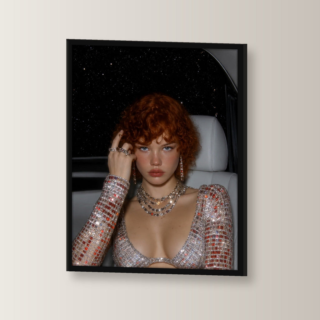 Dark Fantasy Wandbild gerahmt | Glamour Porträt Poster im schwarzen Holzrahmen, leicht gedreht an der Wand fotografiert