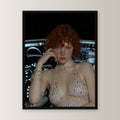 Glamour Poster gerahmt im schwarzen Holzrahmen, gerade von vorn an heller Wand