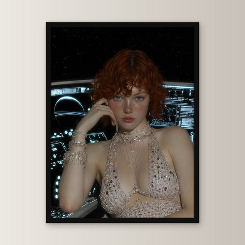 Glamour Poster gerahmt im schwarzen Holzrahmen, gerade von vorn an heller Wand