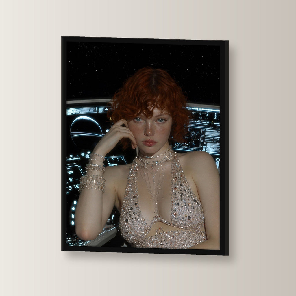 Glamour Poster gerahmt im schwarzen Holzrahmen, leicht gedreht an der Wand fotografiert