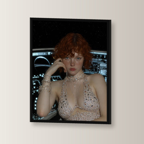 Glamour Poster gerahmt im schwarzen Holzrahmen, leicht gedreht an der Wand fotografiert