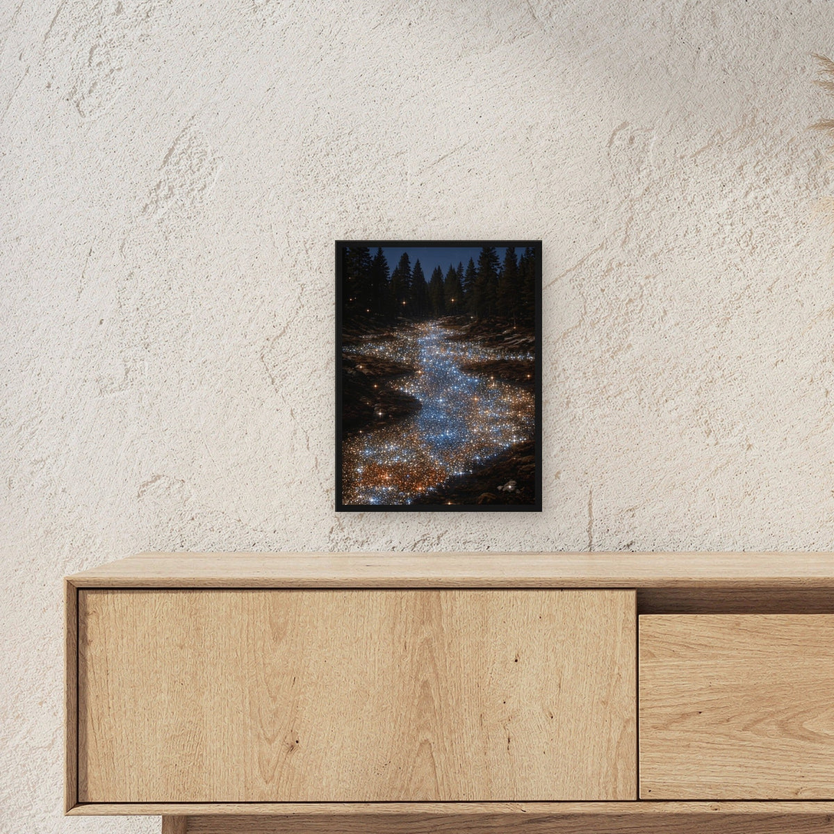 Natur Poster gerahmt im schwarzen Holzrahmen ueber einem Sideboard, zeigt die Groesse im Raum