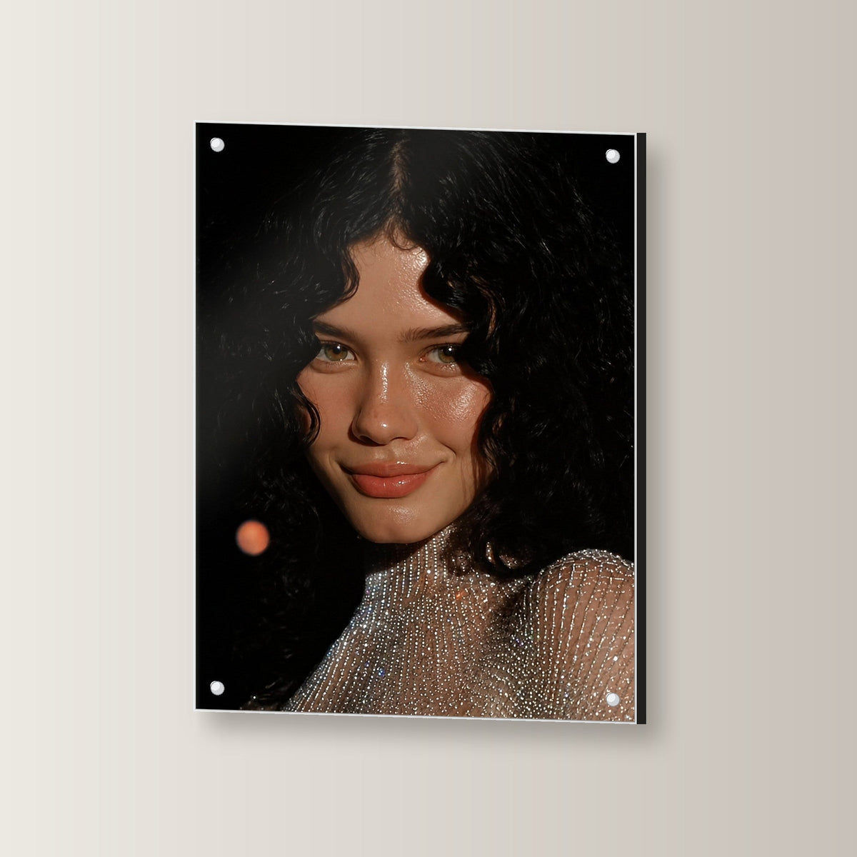Glamour Acrylglasbild auf Acrylglas mit Edelstahl-Abstandshaltern, leicht gedreht an der Wand fotografiert