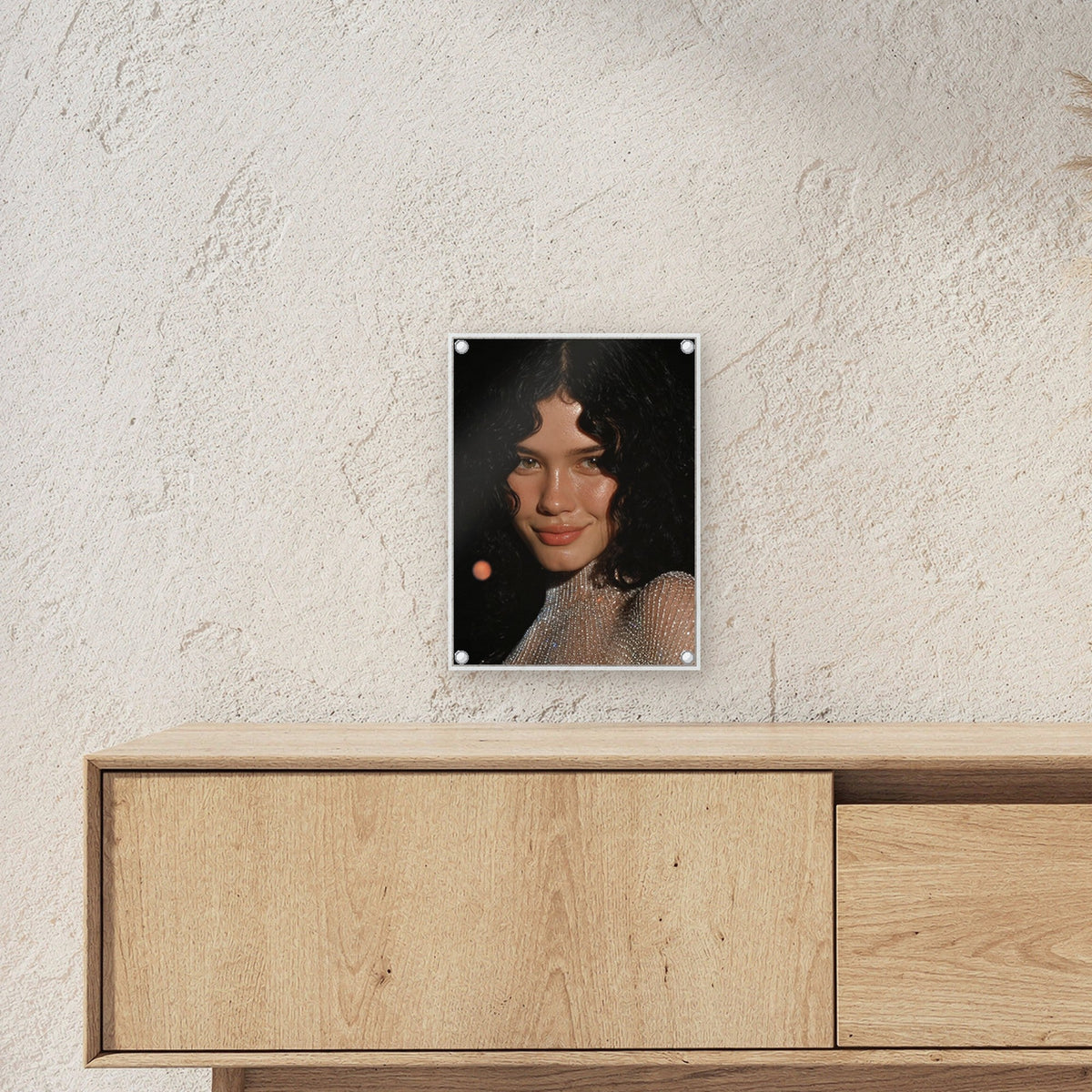 Glamour Acrylglasbild auf Acrylglas mit Edelstahl-Abstandshaltern ueber einem Sideboard, zeigt die Groesse im Raum