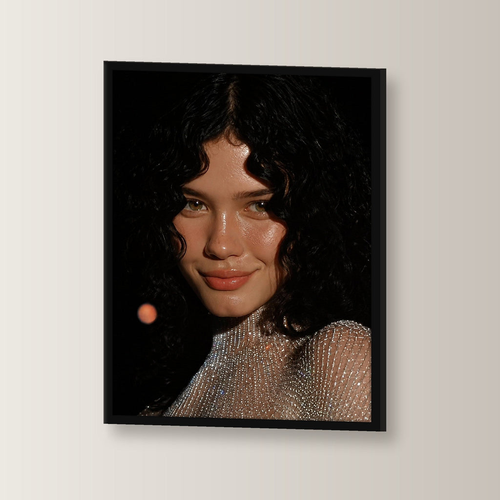 Glamour Poster gerahmt im schwarzen Holzrahmen, leicht gedreht an der Wand fotografiert