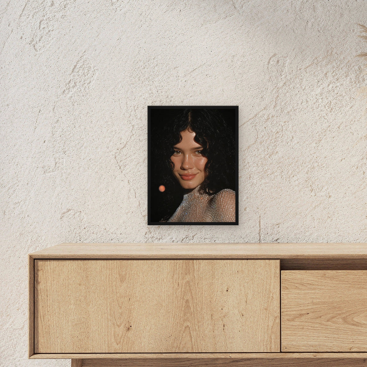 Glamour Poster gerahmt im schwarzen Holzrahmen ueber einem Sideboard, zeigt die Groesse im Raum