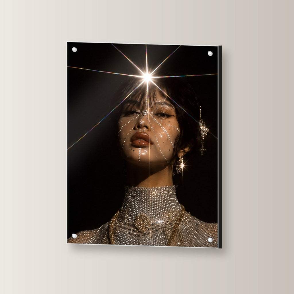 Dark Fantasy Wandbild Acrylglas | Glamour Porträt Kunstdruck Deko auf Acrylglas mit Edelstahl-Abstandshaltern, leicht gedreht an der Wand fotografiert