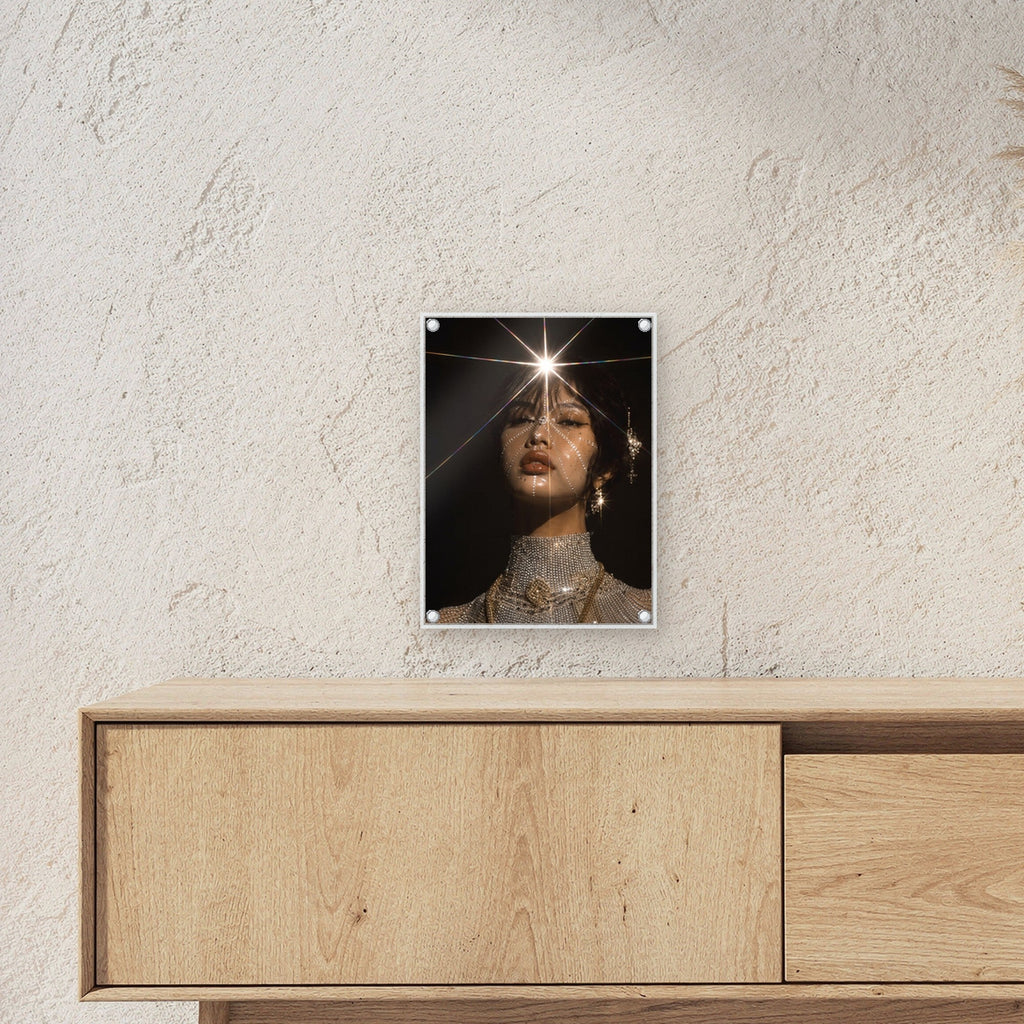 Dark Fantasy Wandbild Acrylglas | Glamour Porträt Kunstdruck Deko auf Acrylglas mit Edelstahl-Abstandshaltern ueber einem Sideboard, zeigt die Groesse im Raum