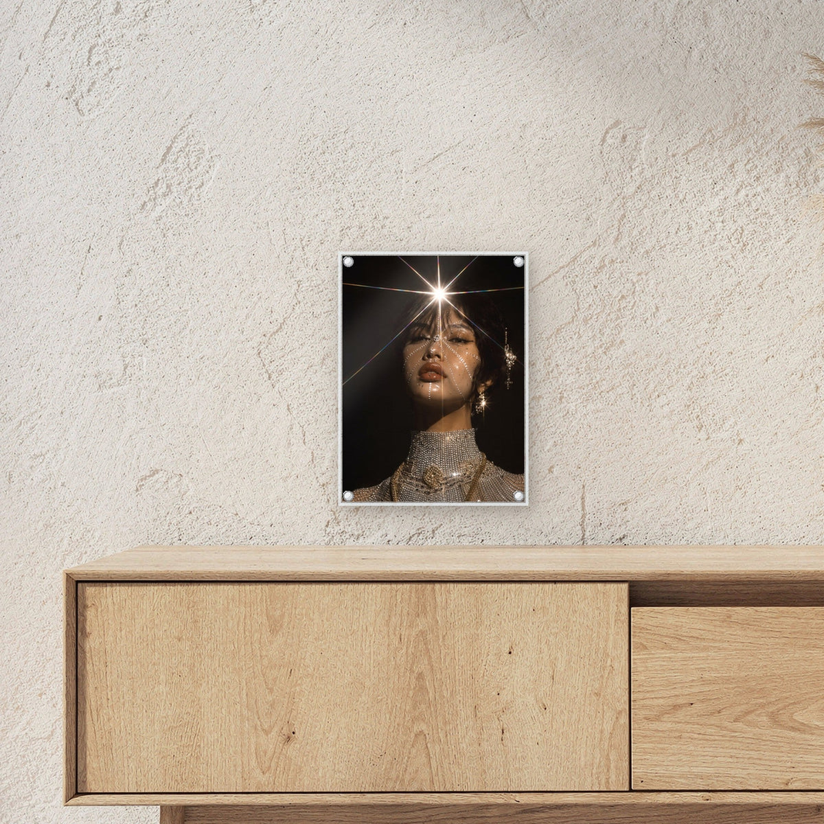 Dark Fantasy Wandbild Acrylglas | Glamour Porträt Kunstdruck Deko auf Acrylglas mit Edelstahl-Abstandshaltern ueber einem Sideboard, zeigt die Groesse im Raum