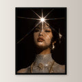Dark Fantasy Wandbild gerahmt | Glamour Porträt Poster Deko im schwarzen Holzrahmen, gerade von vorn an heller Wand