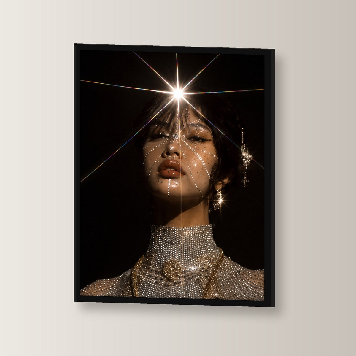 Dark Fantasy Wandbild gerahmt | Glamour Porträt Poster Deko im schwarzen Holzrahmen, leicht gedreht an der Wand fotografiert