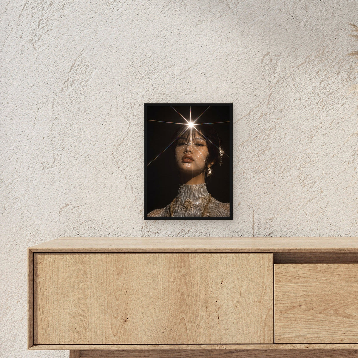 Dark Fantasy Wandbild gerahmt | Glamour Porträt Poster Deko im schwarzen Holzrahmen ueber einem Sideboard, zeigt die Groesse im Raum