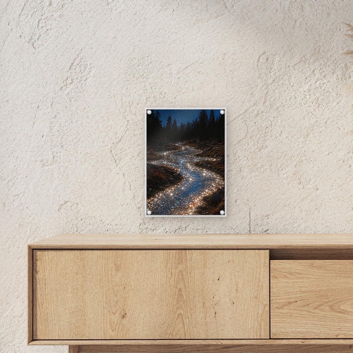 Natur Acrylglasbild auf Acrylglas mit Edelstahl-Abstandshaltern ueber einem Sideboard, zeigt die Groesse im Raum
