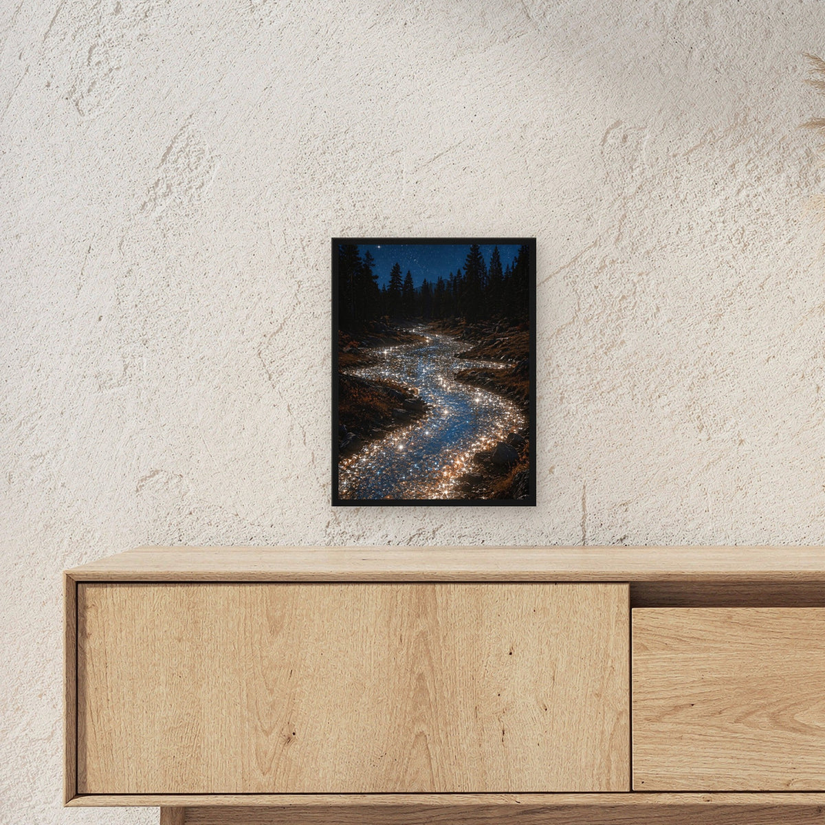 Natur Poster gerahmt im schwarzen Holzrahmen ueber einem Sideboard, zeigt die Groesse im Raum