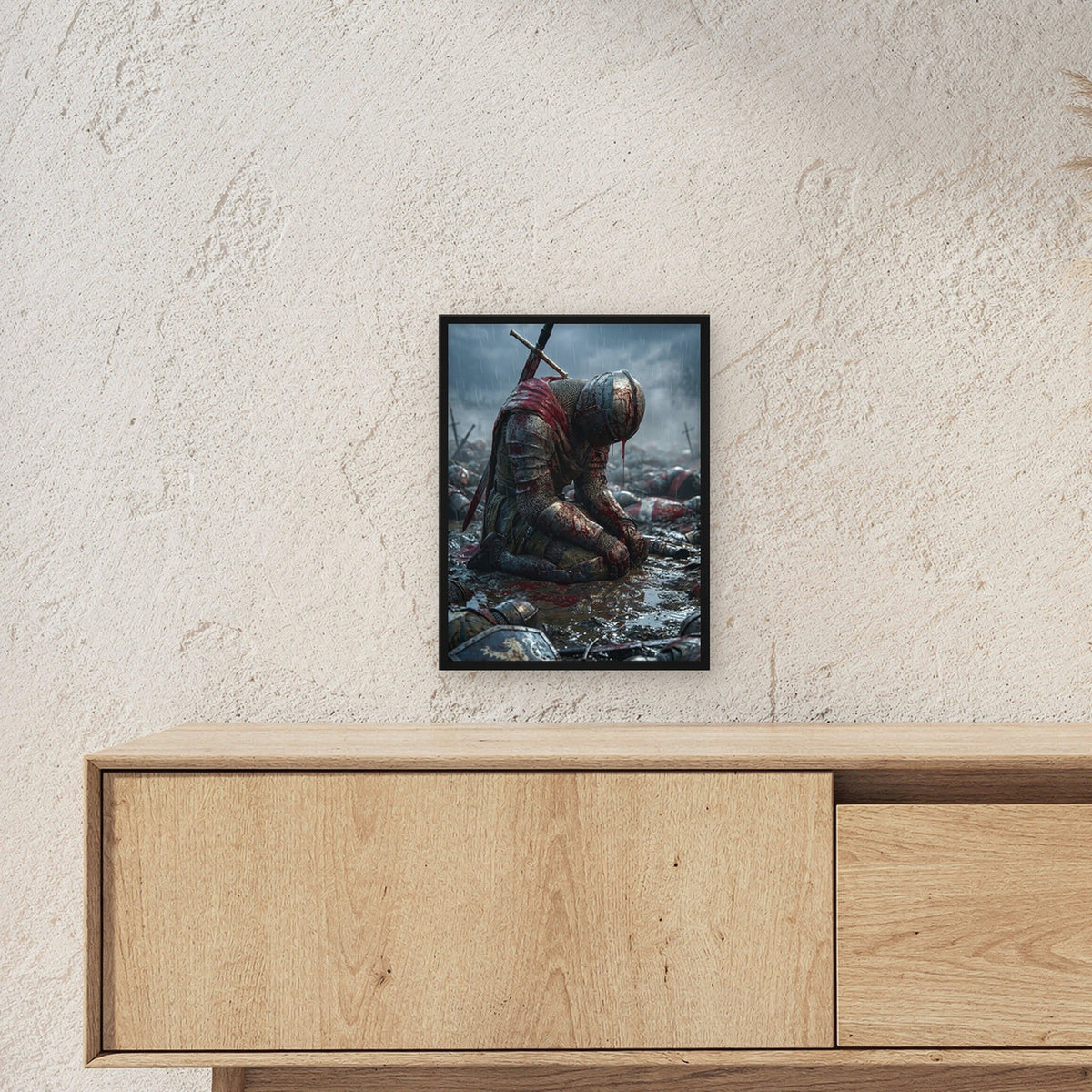 Dark-Fantasy Poster gerahmt im schwarzen Holzrahmen ueber einem Sideboard, zeigt die Groesse im Raum