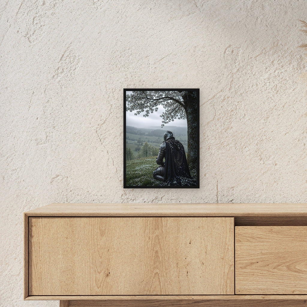 Dark-Fantasy Poster gerahmt im schwarzen Holzrahmen ueber einem Sideboard, zeigt die Groesse im Raum