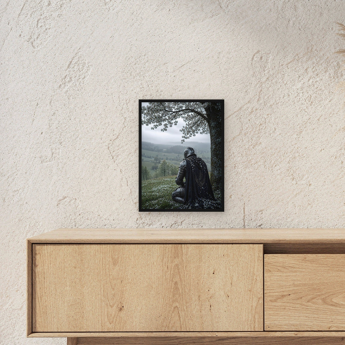 Dark-Fantasy Poster gerahmt im schwarzen Holzrahmen ueber einem Sideboard, zeigt die Groesse im Raum