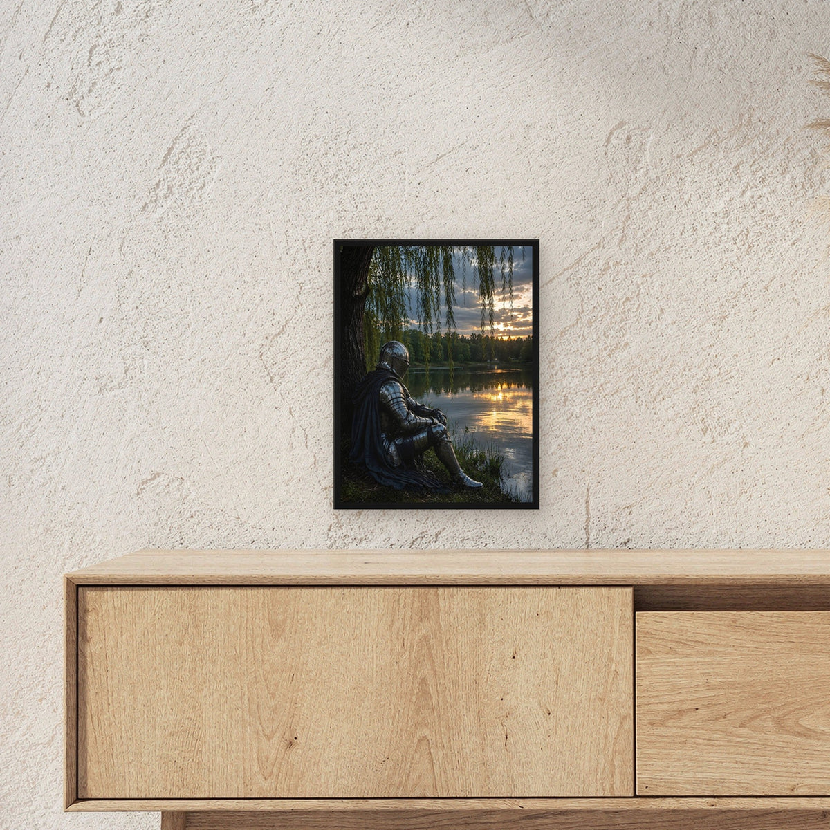 Dark-Fantasy Poster gerahmt im schwarzen Holzrahmen ueber einem Sideboard, zeigt die Groesse im Raum