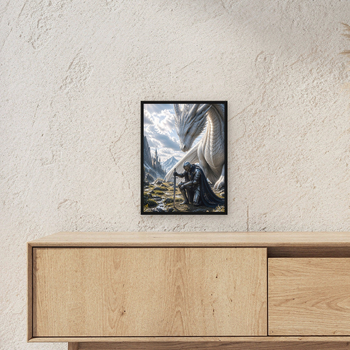 Ritter kniet vor dem weißen Drachen, Fantasy Wandbild gerahmt im schwarzen Holzrahmen ueber einem Sideboard, zeigt die Groesse im Raum