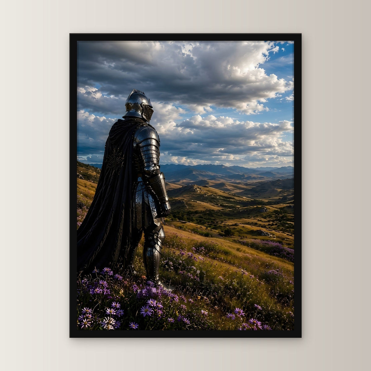 Ritter unter weitem Wolkenhimmel, Mittelalter Fantasy Wandbild gerahmt im schwarzen Holzrahmen, gerade von vorn an heller Wand