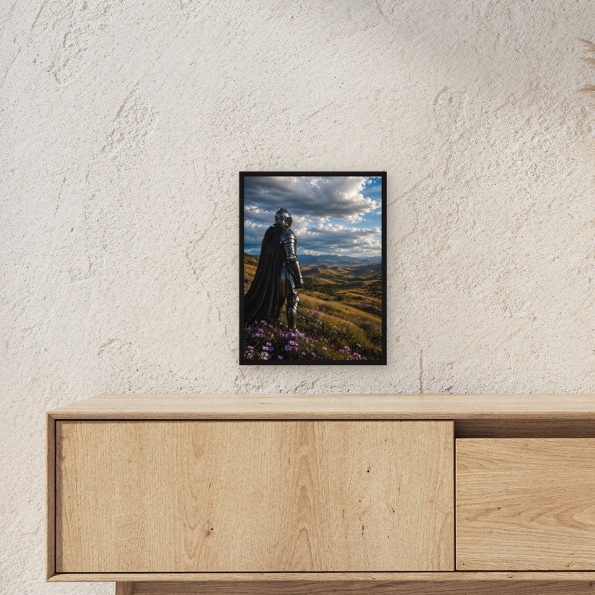 Ritter unter weitem Wolkenhimmel, Mittelalter Fantasy Wandbild gerahmt im schwarzen Holzrahmen ueber einem Sideboard, zeigt die Groesse im Raum