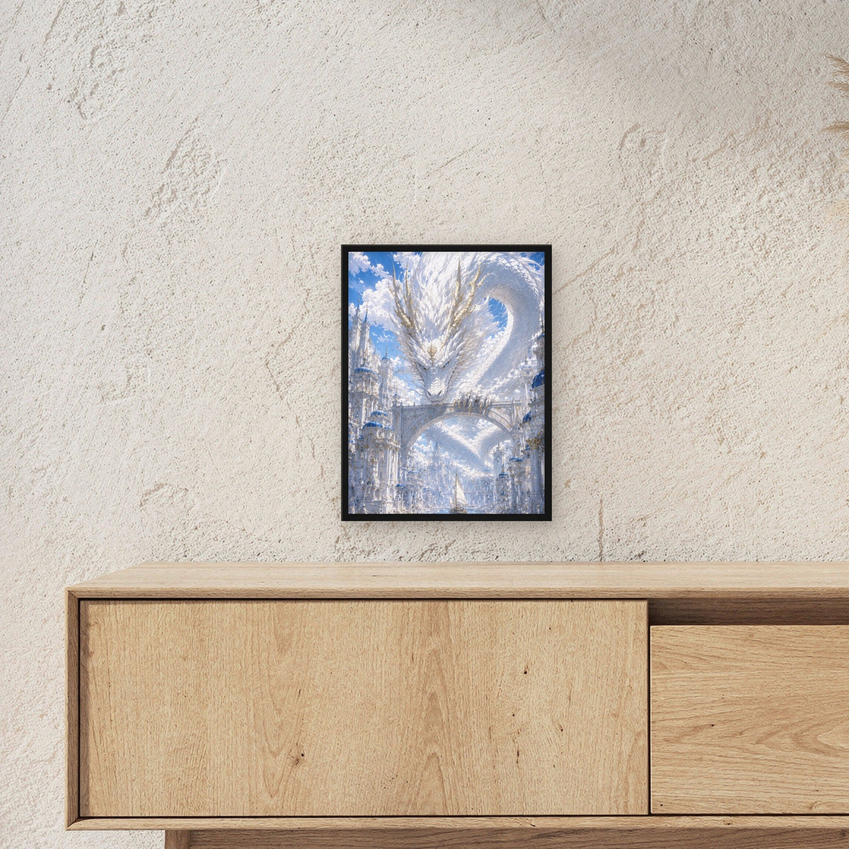 Dark-Fantasy Poster gerahmt im schwarzen Holzrahmen ueber einem Sideboard, zeigt die Groesse im Raum