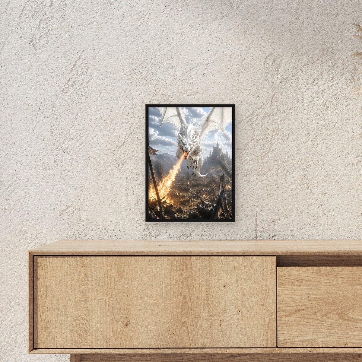 Weißer Drache speit Feuer über der Burgstadt, Fantasy Wandbild gerahmt im schwarzen Holzrahmen ueber einem Sideboard, zeigt die Groesse im Raum